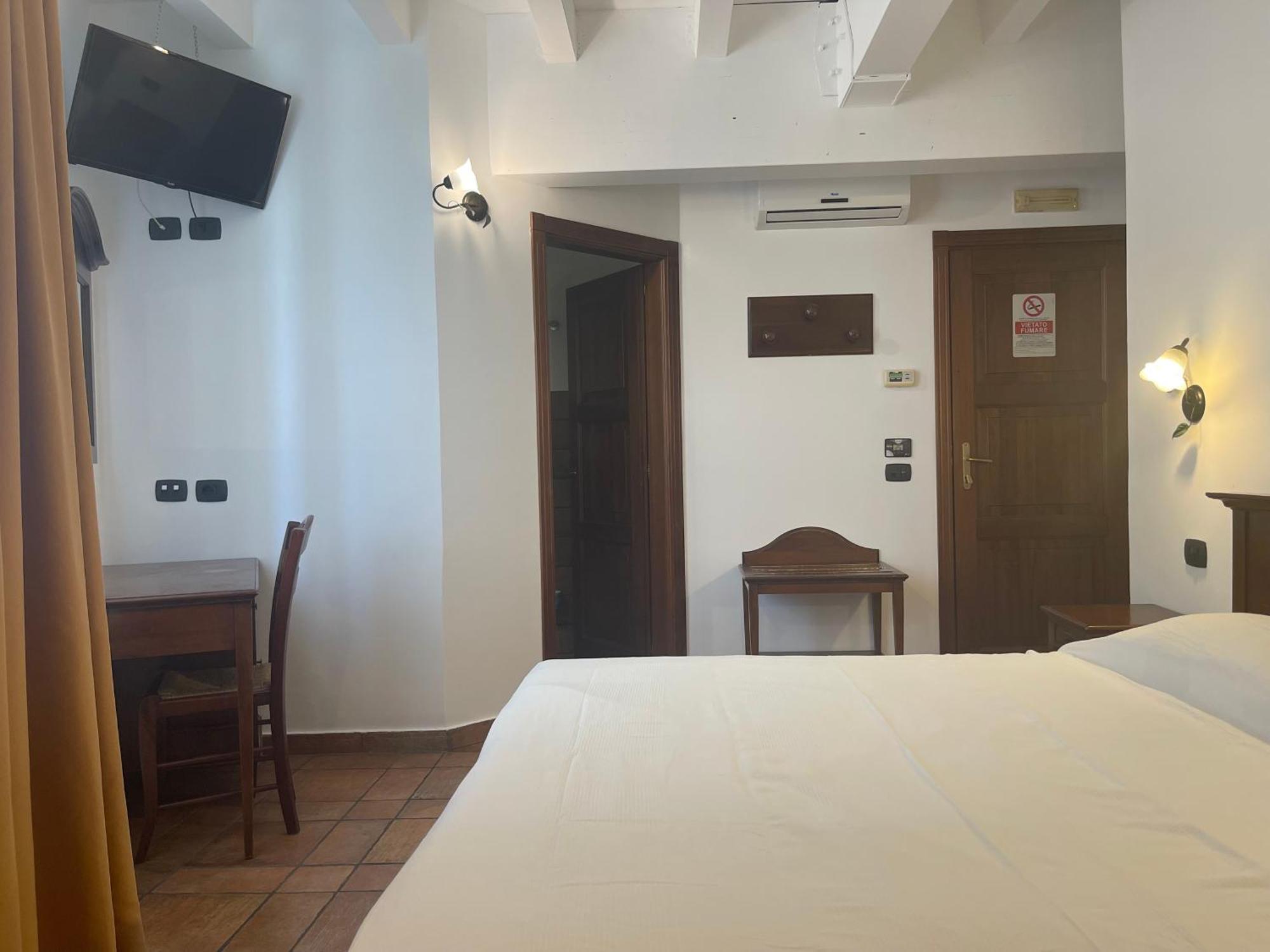 Hotel Capomulini 3 Stelle Acireale Exterior photo